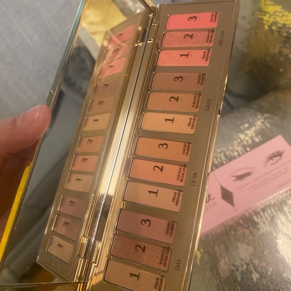 CHARLOTTE TILLBURY ORIGINAL INSTANT EYE PALETTE
PILLOW TALK Dream 12-shade. - Picture 3 of 7